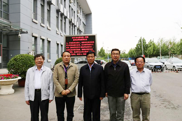 孙进院长与天津职业大zoty中欧长刘斌（左二）、原校长董刚（右二）等校领导合影