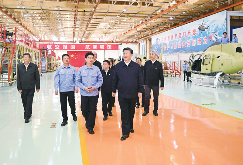 2023年10月10日至13日，中共中央总书记、国家主席、中央军委主席习近平在江西考察。这是11日上午，习近平在景德镇市昌河飞机工业（集团）有限公司考察。 新华社记者 燕雁/摄