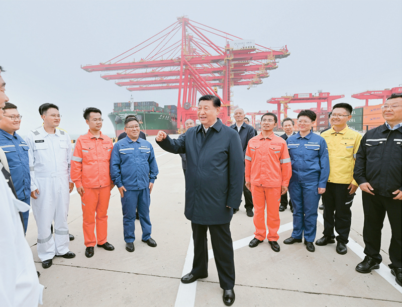 2024年5月22日至24日，中共中央总书记、国家主席、中央军委主席习近平在山东考察。这是22日下午，习近平在日照港亲切慰问港口科技工作者、运营人员、航运人员。 新华社记者 谢环驰/摄