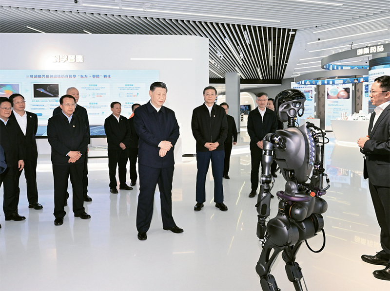 2023年11月28日至12月2日，中共中央总书记、国家主席、中央军委主席习近平在上海考察。这是11月28日下午，习近平在浦东新区张江科学城参观上海科技创新成果展。 新华社记者 谢环驰/摄