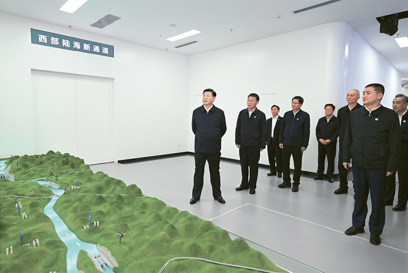 2023年12月14日至15日，中共中央总书记、国家主席、中央军委主席习近平在广西考察。这是14日上午，习近平在南宁市考察中国—东盟信息港股份有限公司，结合平陆运河沙盘听取西部陆海新通道骨干工程建设汇报。 新华社记者 谢环驰/摄